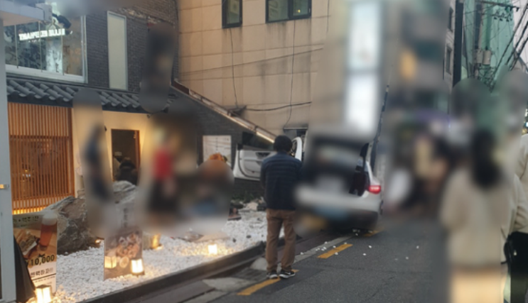 서울 강남 신사동 <b>벤츠 전기차</b> 운전자 없는 상태에서 식당 건물... 