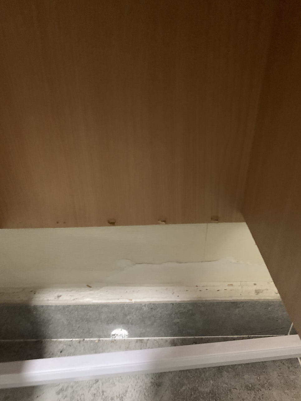 신발장 밑판 떨어진 곳 제작교체