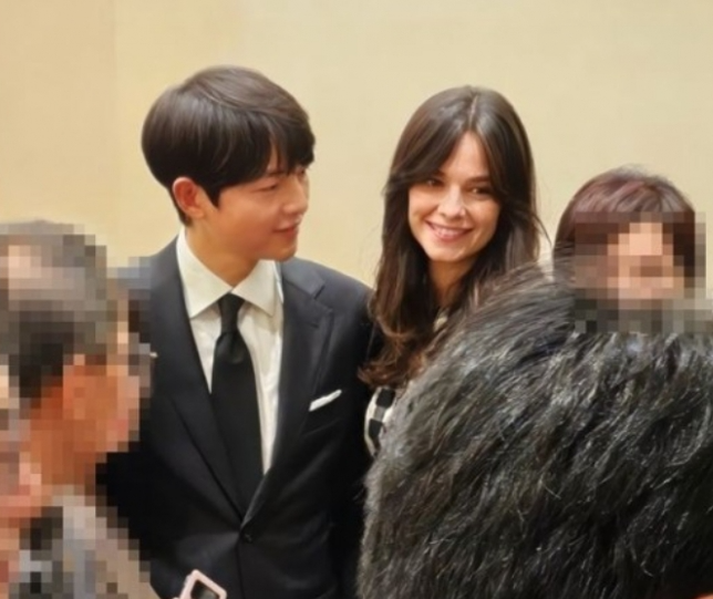 있는 <b>송중기</b>와 <b>케이티</b> 루이스 사운더스의 <b>결혼</b>에 대해... 