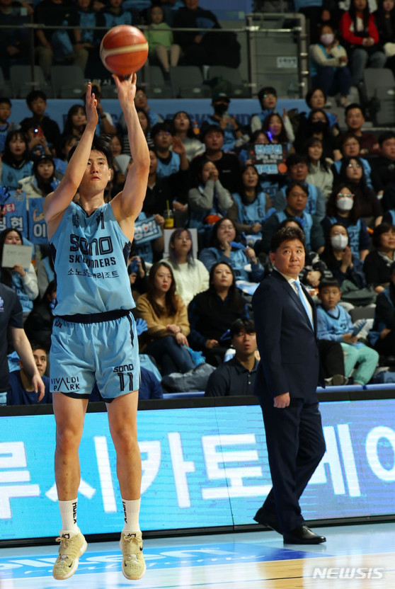 KBL <b>소노</b> 김승기<b>감독</b> 수건... 이후 출전명단에서 사라진 <b>선수</b>