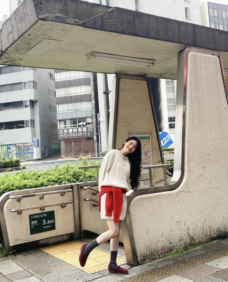  신예은 인스터그램 클래식 캐주얼룩 코디! 썸웨어버터 니트 셋업 & 락포트 엘리시아 페니 슈즈 추천!