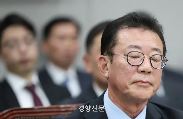 향해 “무례하다”고 발언한 <b>홍철호</b> 대통령실 <b>정무수석</b>..... <b>사과</b>