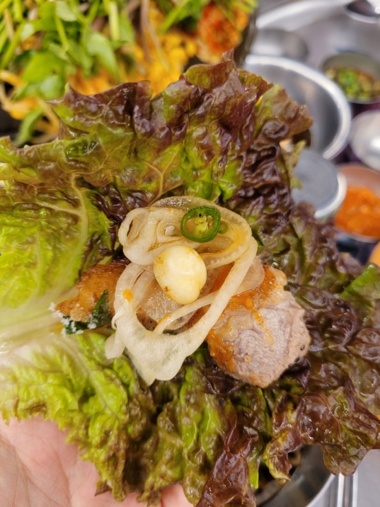  직원이 다 구워주는 레트로 감성 솥뚜껑삼겹살 맛집 목구멍 검단