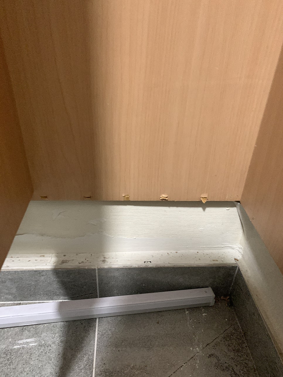 신발장 밑판 떨어진 곳 제작교체