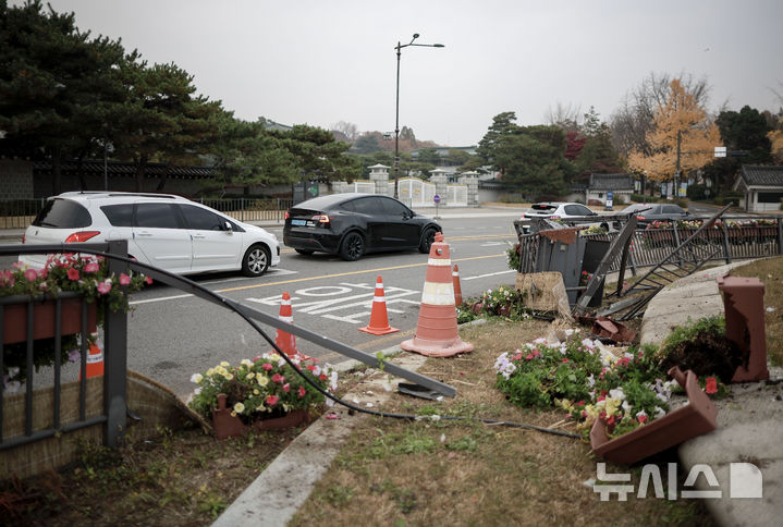 서울 종로구 <b>청와대 분수광장</b>으로 자동차 돌진... 10대 운전자... 