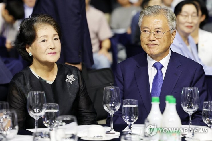 "檢, 어제 김정숙 <b>여사</b>에 소환장"…윤건영, 정치탄압·<b>망신주기</b>