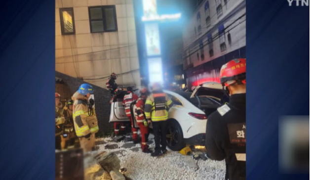 ""<b>오토홀드</b> 걸고 신발 갈아신는데" …운전석 텅 빈 <b>벤츠 전기차</b>... 
