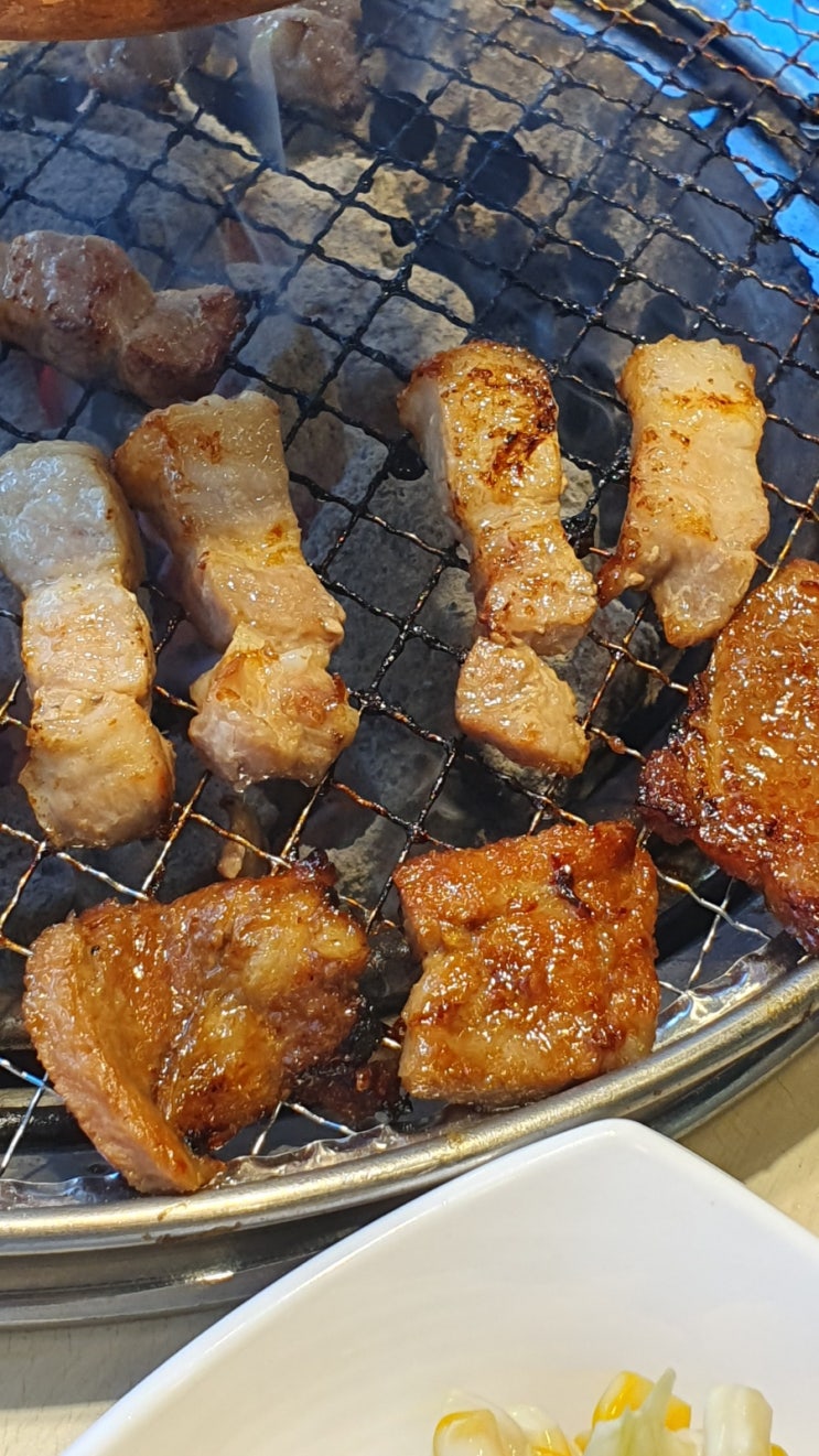  기흥 용인 서천로 서천동 돼지갈비, 생삼겹살, 목살, 스테이크, 닭갈비 리뉴얼 무한리필, 넓은 식당 명륜진사갈비 가격, 카페 November 커피