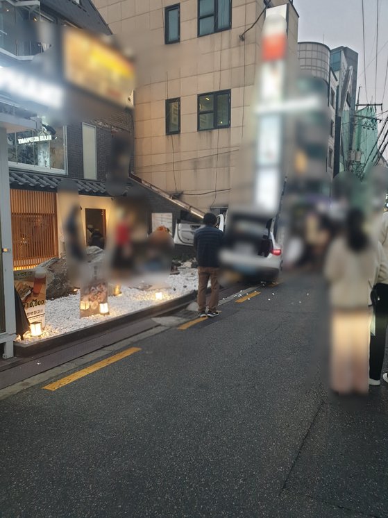 운전자 "<b>오토홀드</b> 걸었다" <b>벤츠</b>EQE <b>전기차</b>, 식당 돌진…4명... 