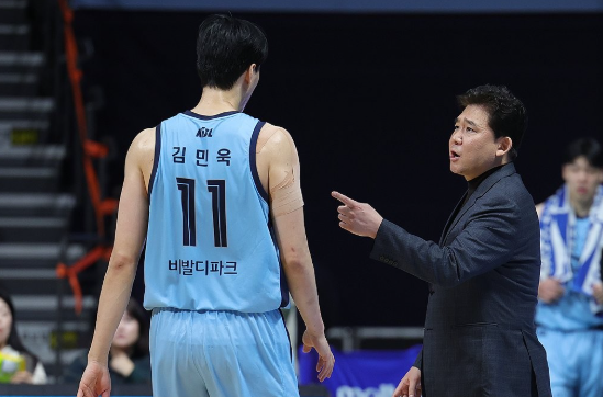 <b>김승기</b> <b>감독</b>은 김민욱 선수에 대한 폭행논란으로 고양 <b>소노</b>... 