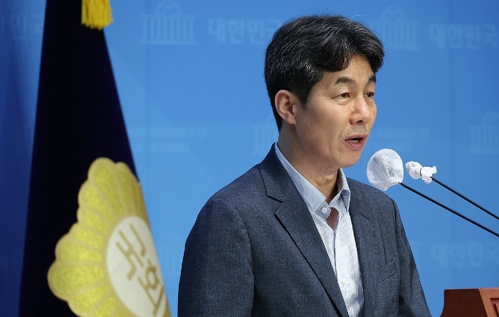 윤건영 "檢, 어제 김정숙 <b>여사</b>에 소환장…정치탄압·<b>망신주기</b>"