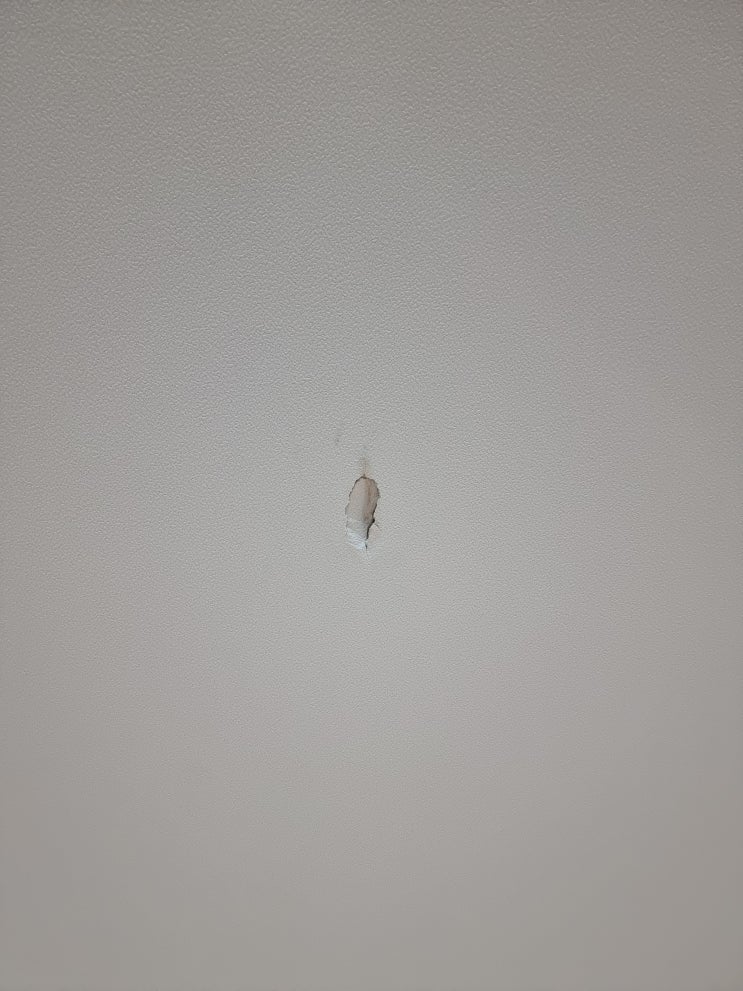  깨지고 구멍난 천장벽지 및 석고 복원