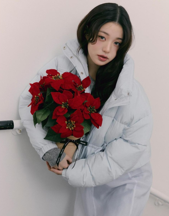  겨울 쿨톤 무드에 따스함을 더한 로라로라 크롭 타입의 웰론 여성 숏 패딩 자켓 코디 추천 w. 장원영