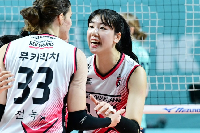 GS 칼텍스를 3대 2로 꺾고 4<b>연패</b>에서 <b>탈출</b>한 <b>정관장</b> 레드스파크스