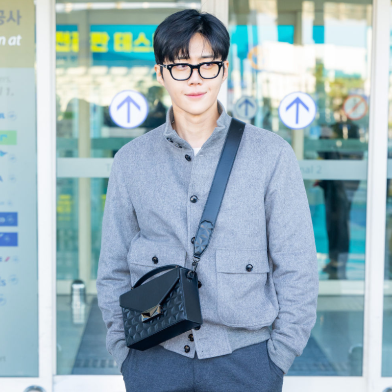 연예인 김선호 공항패션 30대 40대 남자 명품 크로스백 미니가방 브랜드 가격은?