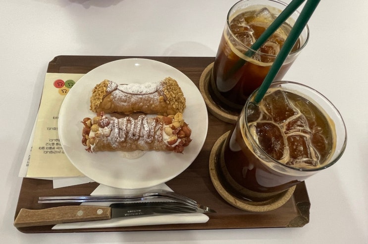  잠실새내 카페 트레스드 | 잠실 감성카페, 이탈리아 디저트 카눌리 처음 먹은곳, 크림 듬뿍 너무 맛있고, 커피도 맛있고, 제대로 힐링