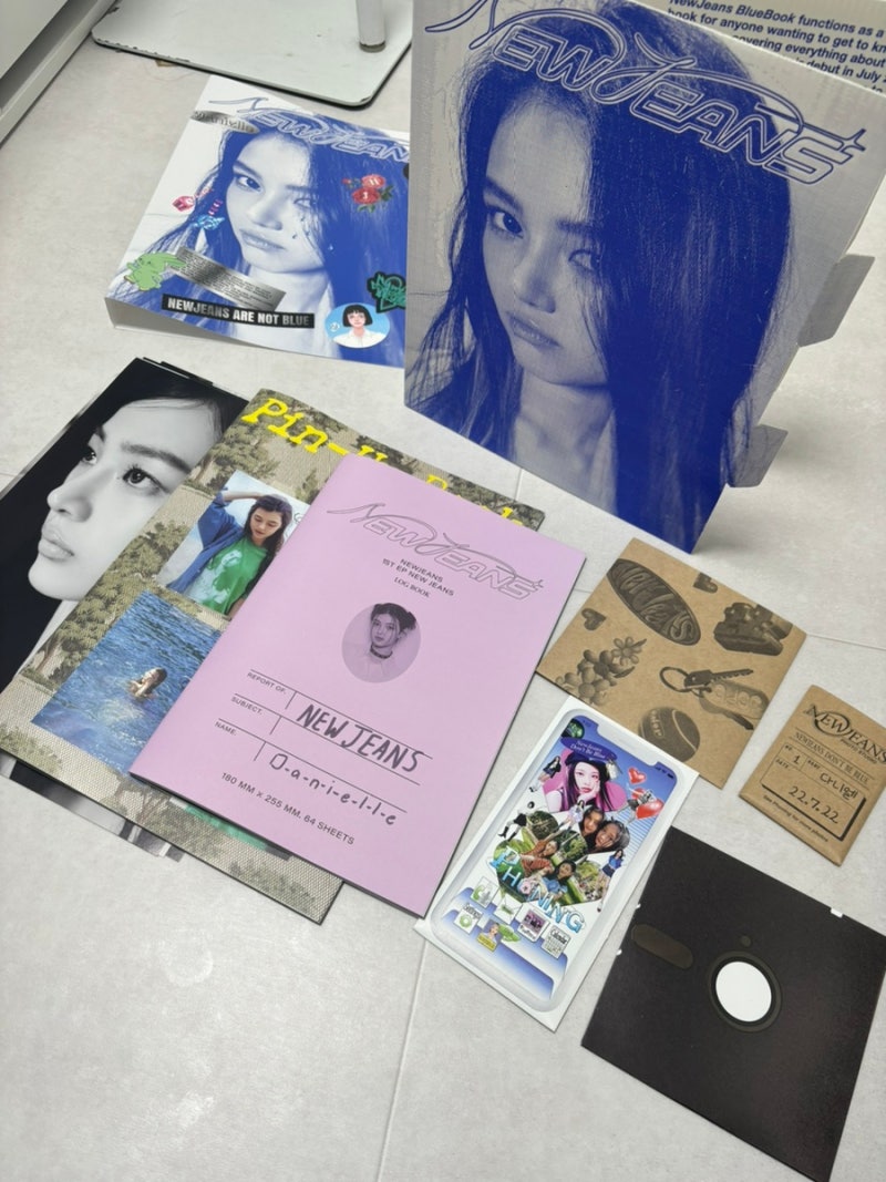 NewJeans出道專輯Bluebook隨機開箱心得（Aladdin、價格、內容物）