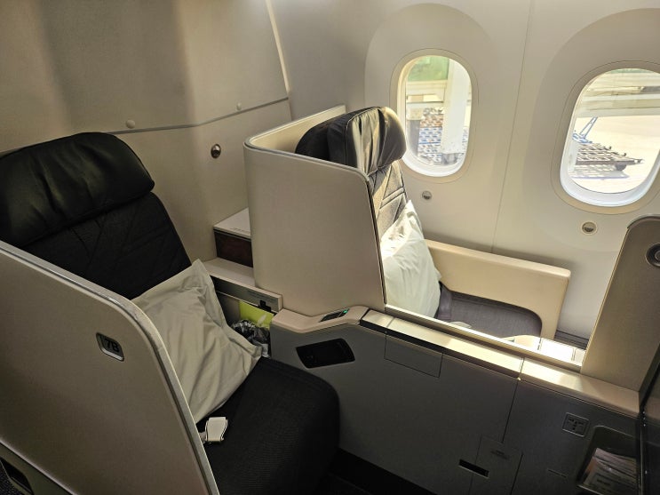  대한항공 보잉 B787-9 인천- 오카사 비즈니스 프레스티지 스위트 좌석 및 기내식 후기