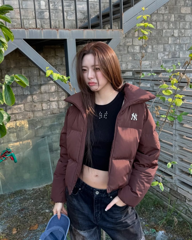  있지 유나 겨울패딩 캐주얼룩 MLB 크롭 커브 패딩 뉴욕양키스 추천!