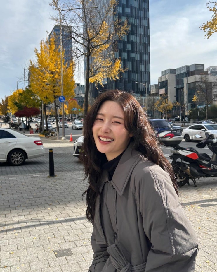  겨울날 비즈니스캐주얼 출근룩으로 놓치기 싫은 여자 트렌치 코트 타입 구스다운 패딩 코디 추천 w. 정채연
