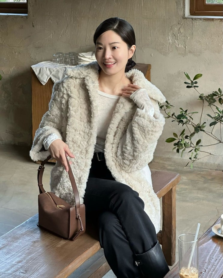  류이서 인스타그램 캐주얼룩 패션 코디 조이그라이슨 에코퍼 자켓 & 크레센트 스웨이트 백