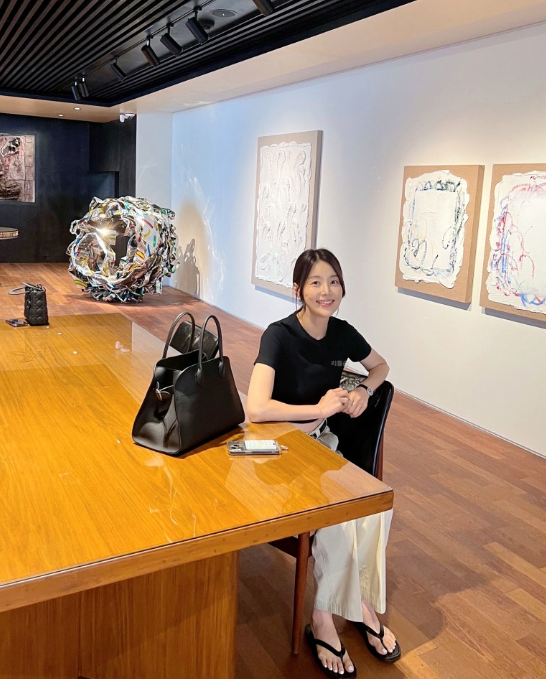  조용한 럭셔리의 상징! 여자 연예인부터 40대 엄마들에게 난리난 명품 브랜드 더로우 마고백 가방 info