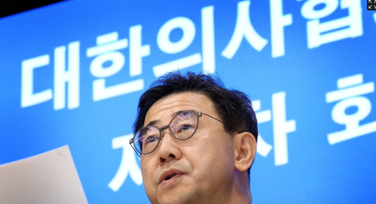 '의정 협의체' 흔드는 <b>의협</b> 비대위 "의사들, 거기서 나와라"