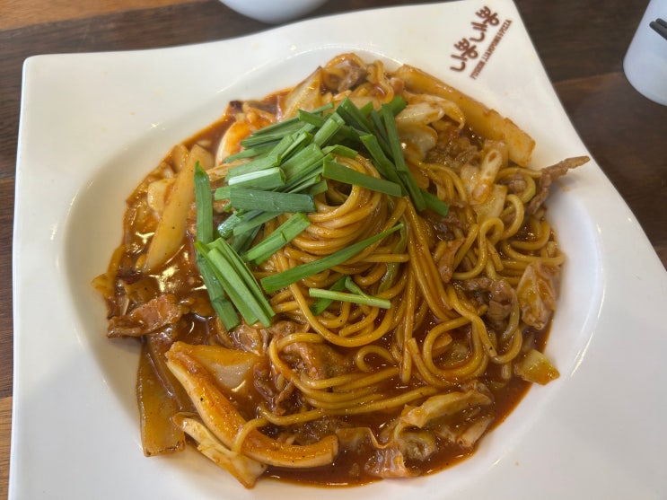  건대입구에 위치한 실패하지 않는 데이트 맛집 <니뽕내뽕 건대본점>(숯불제육 중화뽕, 마라크뽕)