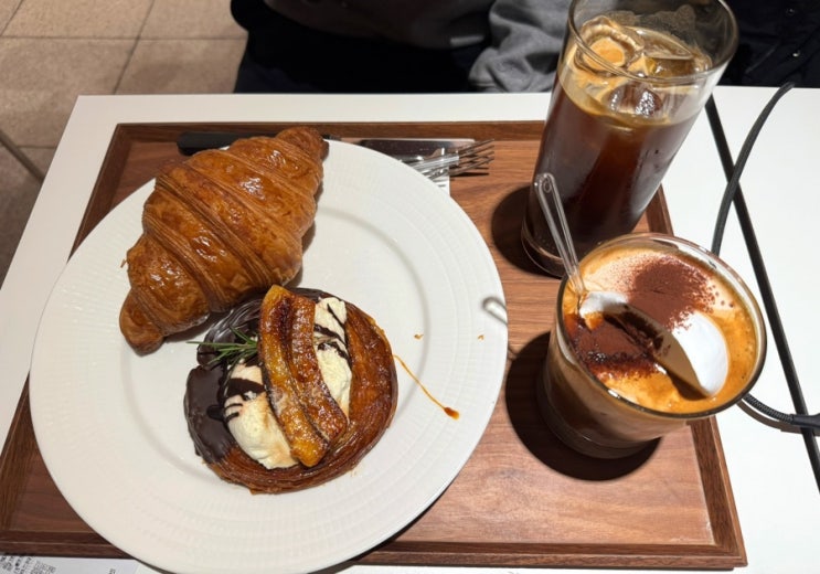  마포구 홍대 디저트 맛집 고급스러운 퀸아망을 먹어볼 수 있던 오퍼 카페