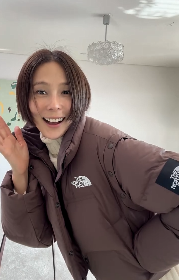  겨울 엄마들의 패션 교과서! 김나영이 선보인 노스페이스 눕시 여성 숏 패딩 코디 모음.ZIP