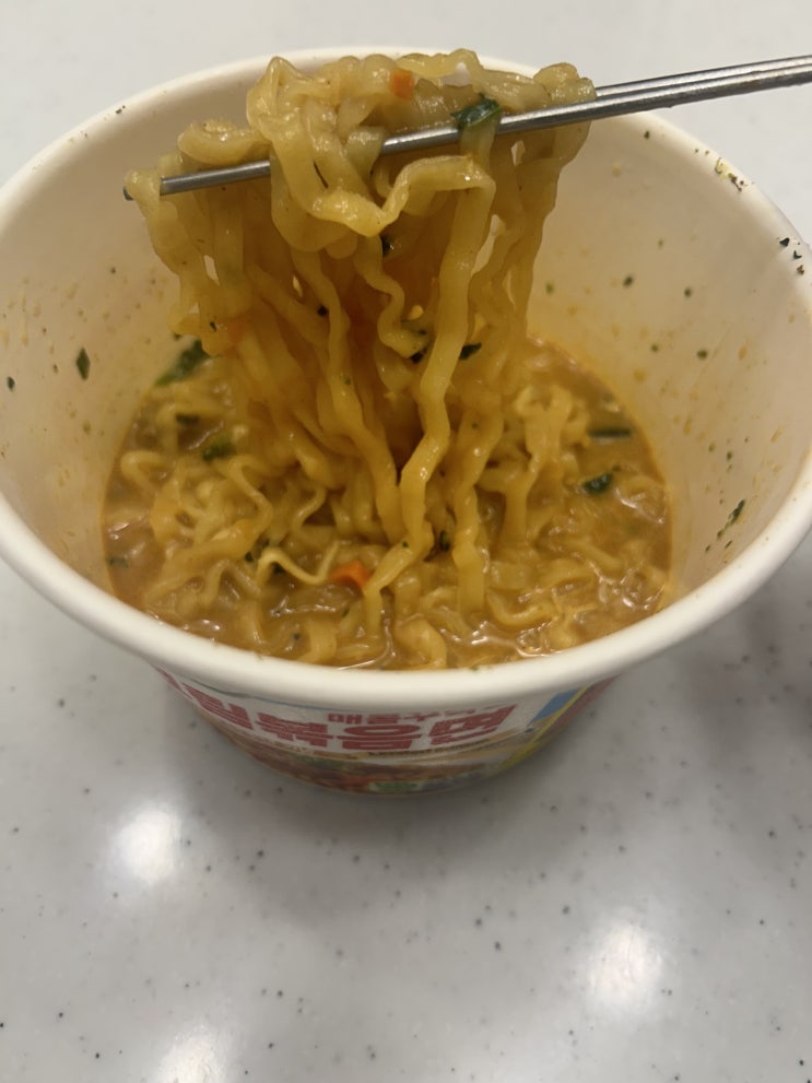  오뚜기 신상 라면 <매콤꾸덕한 카레크림볶음면> 리뷰
