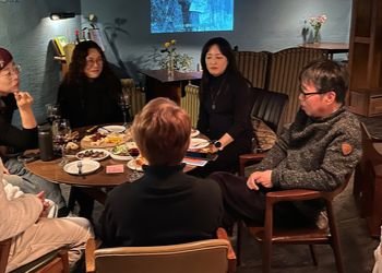 "당신들이 네번째 조문객"…'살아있는 장례식' 김언희가 건넨 책 "당신들이 네번째 조문객"…'살아있는 장례식' 김언희가 건넨 책
