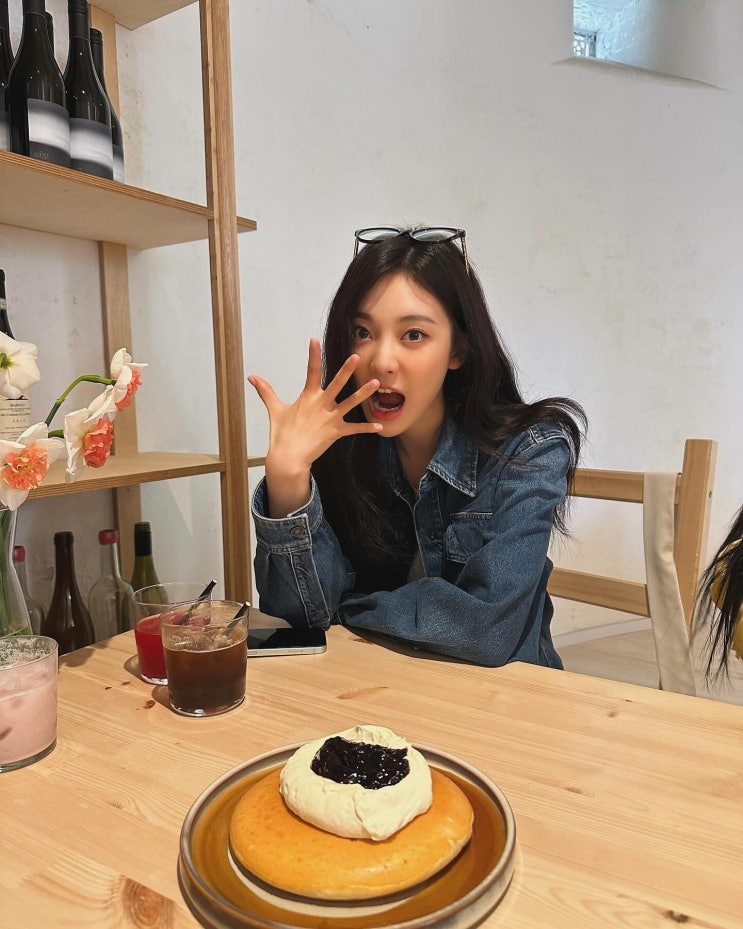  흰색 원피스에 잘 어울리는 운동화로 놓치면 섭섭한 나이키 에어포스 1 화이트 여자 스니커즈 w. 에스파 닝닝
