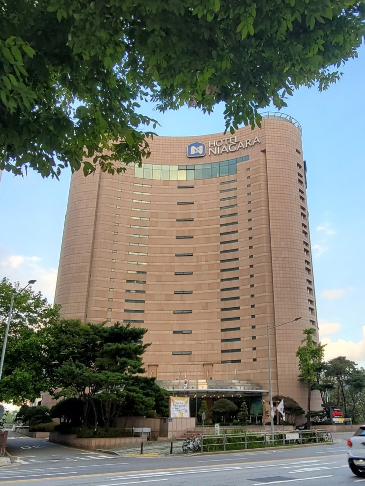  서울에서 공항 가는 길, 인공폭포 근처 나이아가라호텔