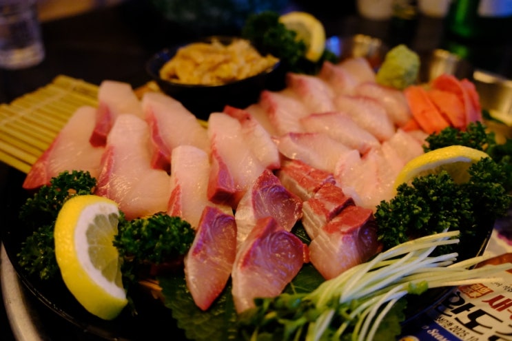  친구와 방이 먹자골목에서 찐맛집으로 유명한 마케집에서 제철 방어회 먹고 잠실 석촌호수 데이트했어요