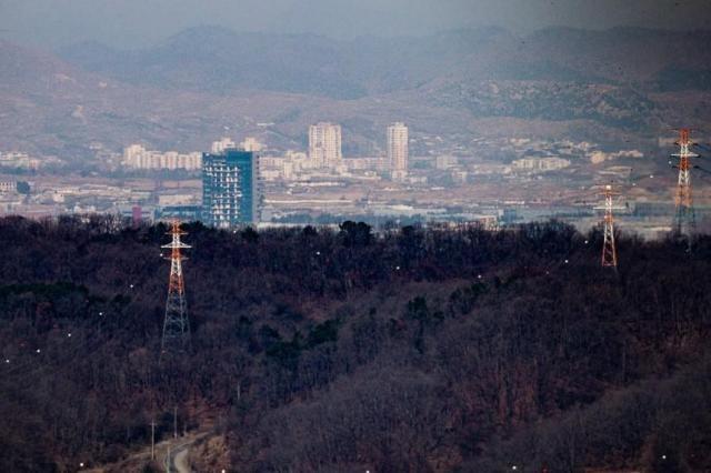 北, 남측이 지어준 <b>개성공단</b> 전력공급용 <b>송전탑 전선</b> 끊었다