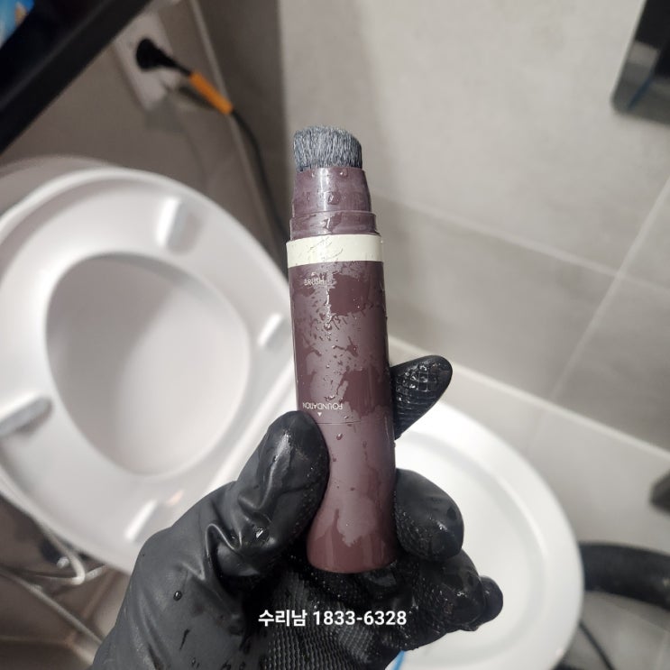  변기에 이물질이 빠져서 물이 안내려갑니다. 인천 연수구 송도 롯데캐슬캠퍼스타운 변기막힘