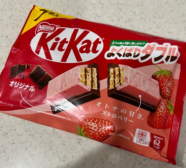  일본 킷캣의 신작! 딸기 오리지널 더블 초콜릿 맛 너무 맛있어요.