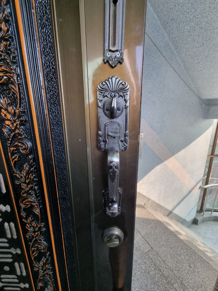  진주상가현관조명교체 강남로95번길OO 상가 건물 계단실 LED 조명 스위치 교체 주택 현관문 데드볼트 현관키 원키 투키 손잡이 교체 설치