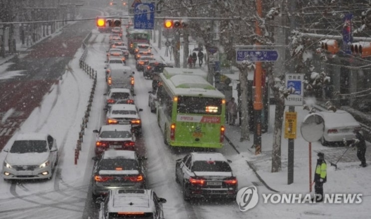 [속보] 서울 ‘첫눈’부터 <b>폭설</b>...출근길 <b>교통대란</b> 초비상