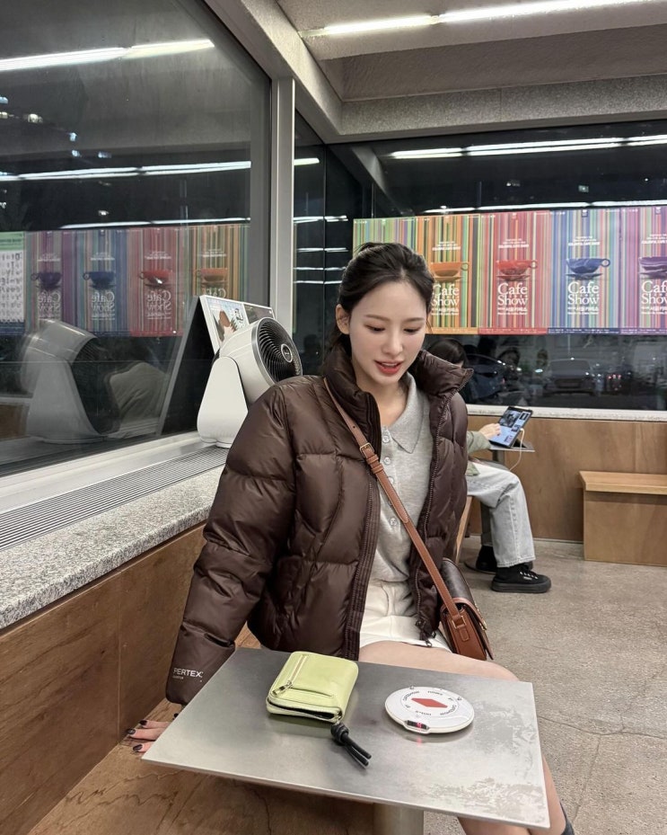  겨울날 초코 컬러의 귀여움과 따스함으로 만족시키는 여성 숏 패딩으로 휠라 플로우다운 여자 자켓 코디 추천 w. 이나연