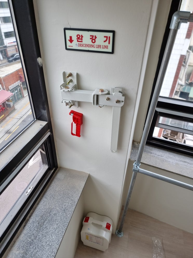  화재 및 비상상황 발생 시 비상탈출 완강기 설치
