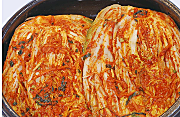 김치통 비닐 한장? 냉장고 속 김치 신선도 지키는 숨겨진 꿀팁