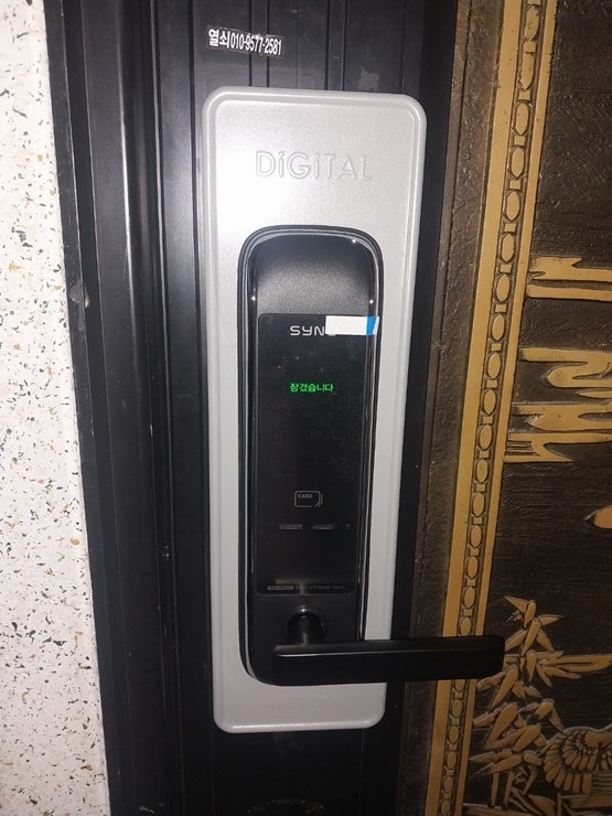  관악구도어락 설치를 봉천동 세신주택 팬션문에 솔리티 SM-5500 손잡이일체형도어락으로 잘 교체했습니다