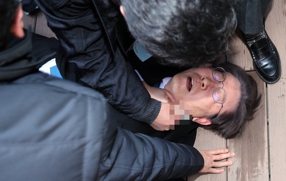 "사죄도 안 통했다?"  <b>이재명</b> 대표 <b>습격</b>범 2심도 징역 15년 확정!