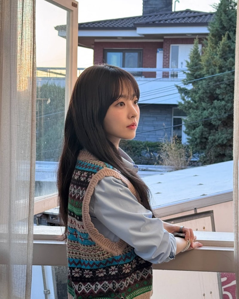 박보영이 착용한 써스데이아일랜드 니트 조끼 코디