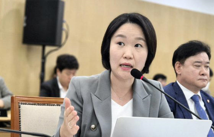 <b>정우성</b> 논란 참전한 <b>이소영</b> "아이 낳았다고 <b>결혼</b> 숨막혀"