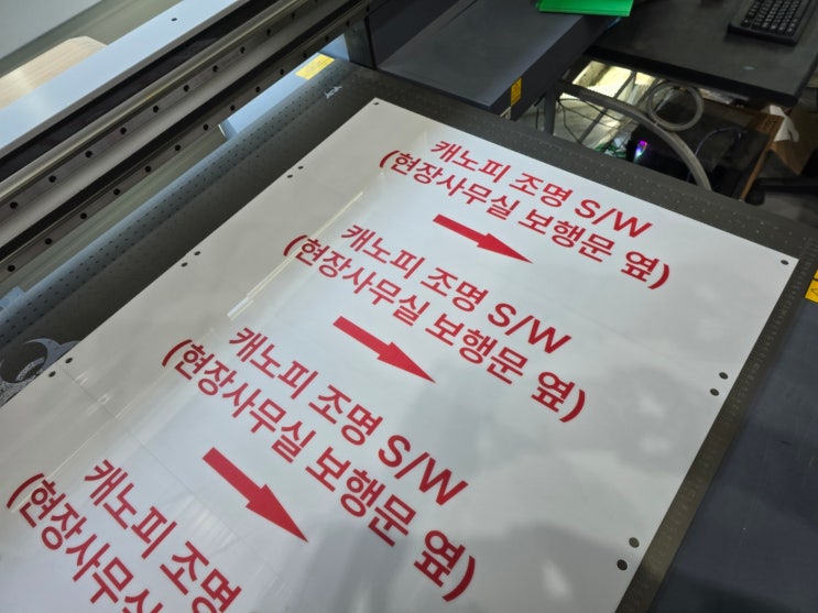  "백색 아크릴로 제작하는 고급 인쇄 명판 디자인"