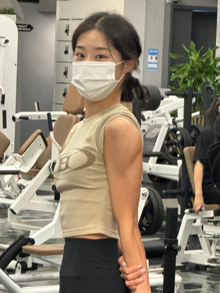 신중동 헬스장 바프 준비 선생님이 히말라야 솔트 주심(나는 현재 곽성상태 못 드는 무게가 없음)