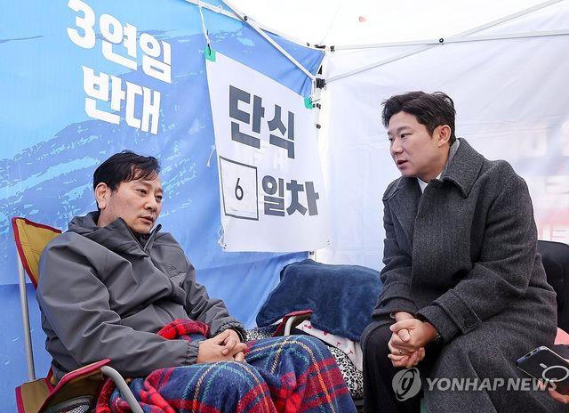 단식 현장 방문한 진종오 "<b>이기흥 체육회장</b> 비위 관련 서한... 